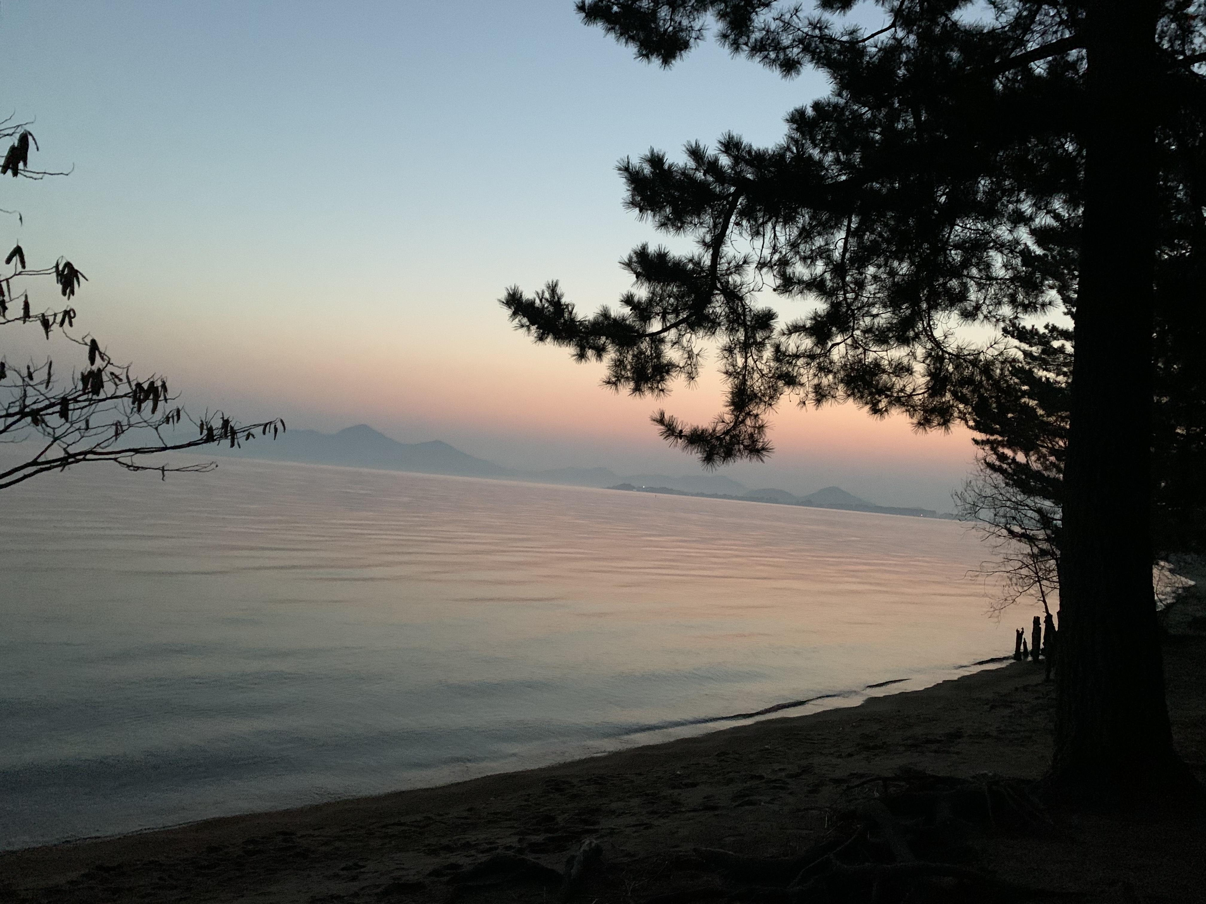 琵琶湖の朝焼けと焚き火